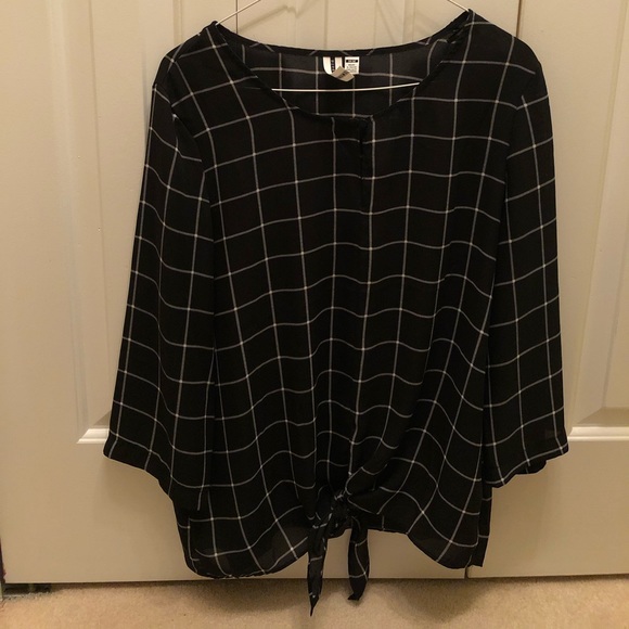 Black and white blouse, size medium. - Picture 1 of 3